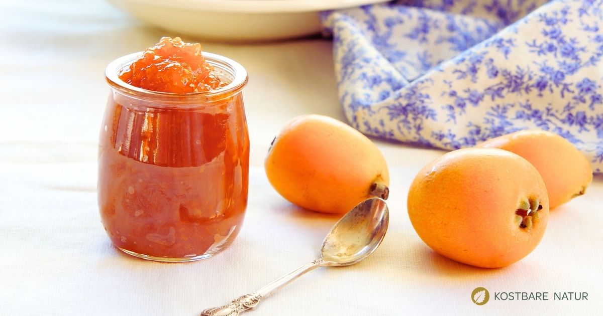 Wintermarmelade verbindet Mispeln und Hagebutten zu einem fruchtigen Brotaufstrich. Einfach einkochen und den Geschmack des Herbstes genießen.