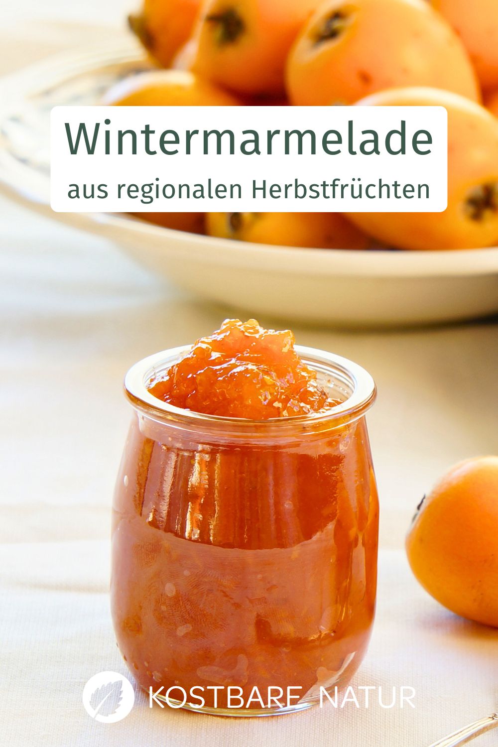 Wintermarmelade verbindet Mispeln und Hagebutten zu einem fruchtigen Brotaufstrich. Einfach einkochen und den Geschmack des Herbstes genießen.