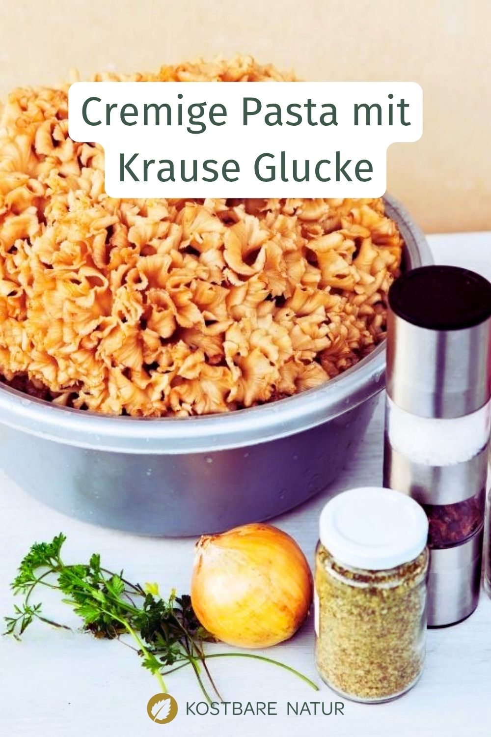 Lust auf ein cremiges Krause-Glucke-Rezept? Entdecke, wie du die Fette Henne richtig putzt und mit Pasta in einer köstlichen Rahmsoße zubereitest.
