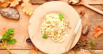 Lust auf ein cremiges Krause-Glucke-Rezept? Entdecke, wie du die Fette Henne richtig putzt und mit Pasta in einer köstlichen Rahmsoße zubereitest.
