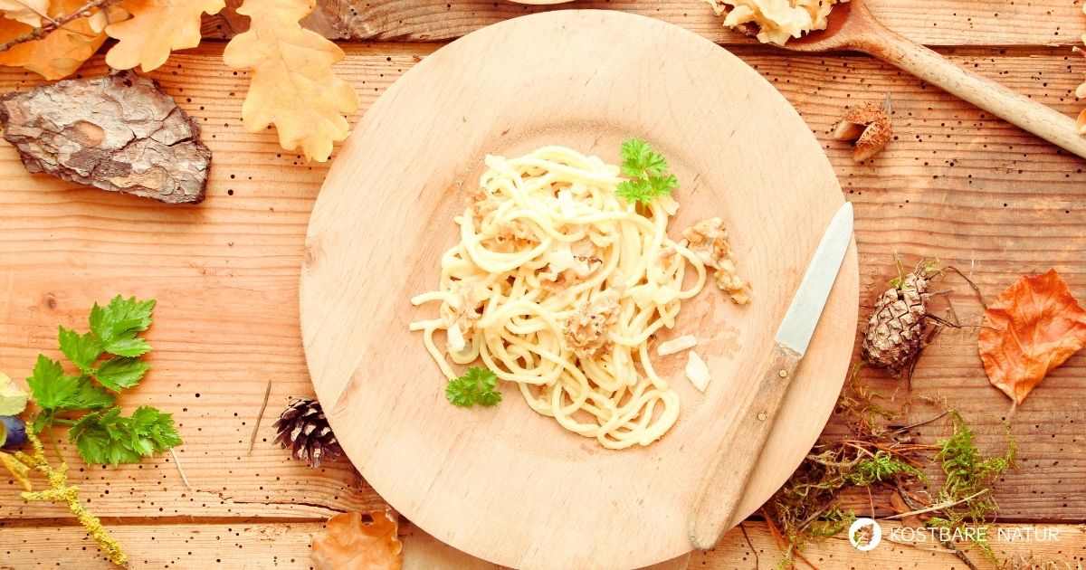 Lust auf ein cremiges Krause-Glucke-Rezept? Entdecke, wie du die Fette Henne richtig putzt und mit Pasta in einer köstlichen Rahmsoße zubereitest.