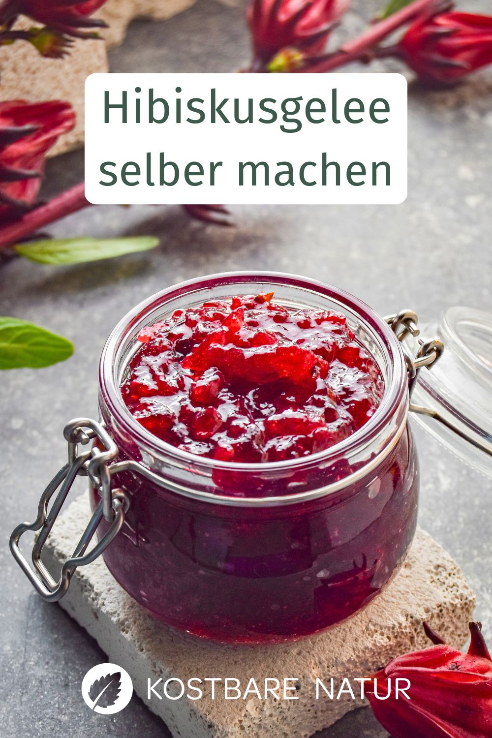 Hibiskusgelee überzeugt mit leuchtend roter Farbe und fruchtig-säuerlichem Aroma. Mit Apfelsaft gelingt der besondere Aufstrich einfach selbst.