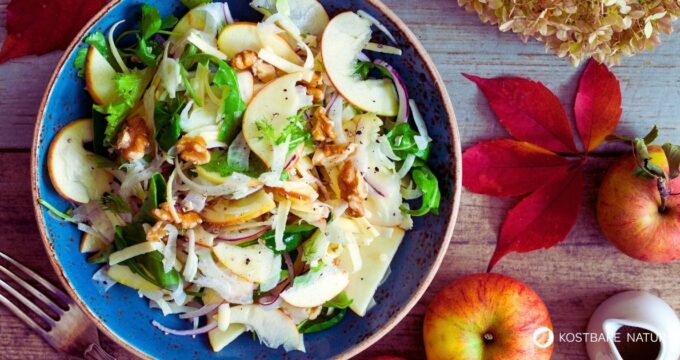 Fenchelsalat mit Apfel, Rucola und Walnüssen bringt regionale Zutaten knackig und frisch auf den Teller.