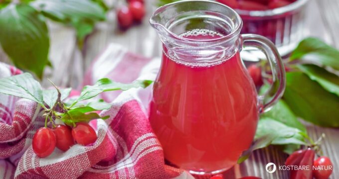 Kornelkirschen-Sirup macht die säuerliche Wildfrucht haltbar und verfeinert Getränke, Desserts und Saucen mit fruchtigem Aroma.