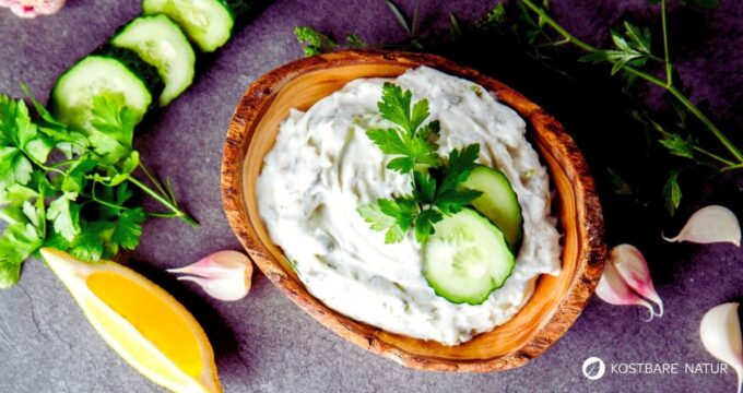 Quark mit Dill und Gurke: Frischer Kräuterquark mit Gartendill, Gurke und wenigen regionalen Zutaten einfach selber machen.