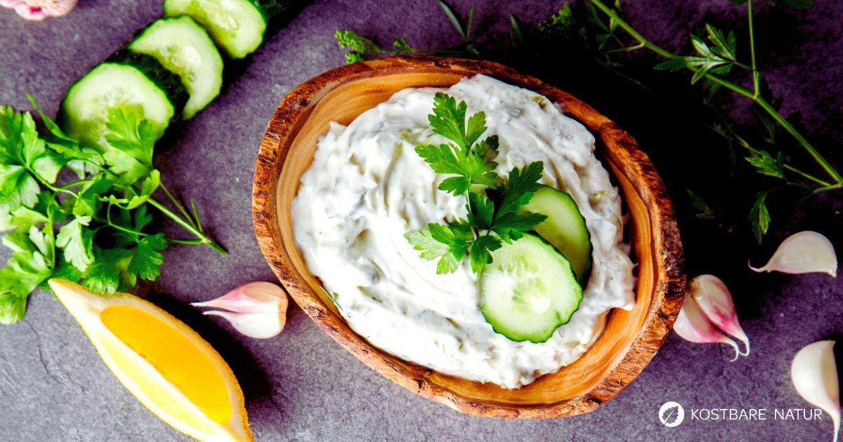 Quark mit Dill und Gurke: Frischer Kräuterquark mit Gartendill, Gurke und wenigen regionalen Zutaten einfach selber machen.