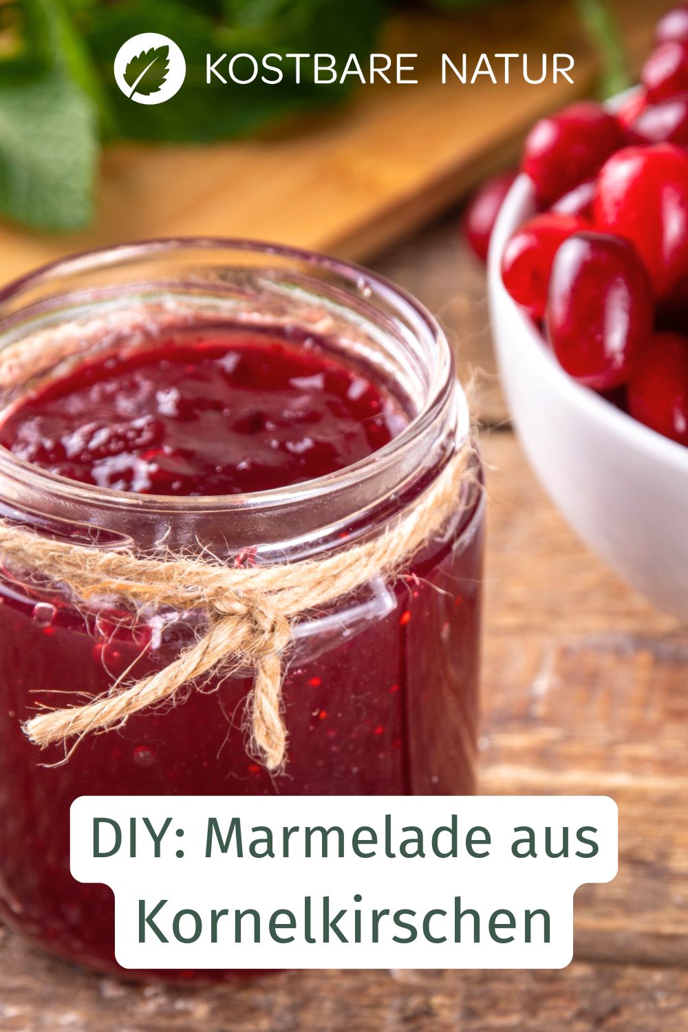 Kornelkirschen-Marmelade lässt sich aus wenigen gesammelten Früchten zubereiten und überzeugt mit ihrem fruchtig-säuerlichen Aroma.
