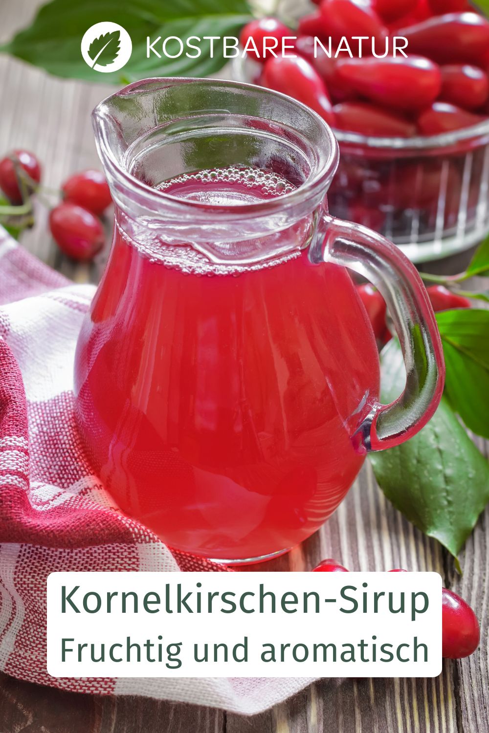 Kornelkirschen-Sirup macht die säuerliche Wildfrucht haltbar und verfeinert Getränke, Desserts und Saucen mit fruchtigem Aroma.