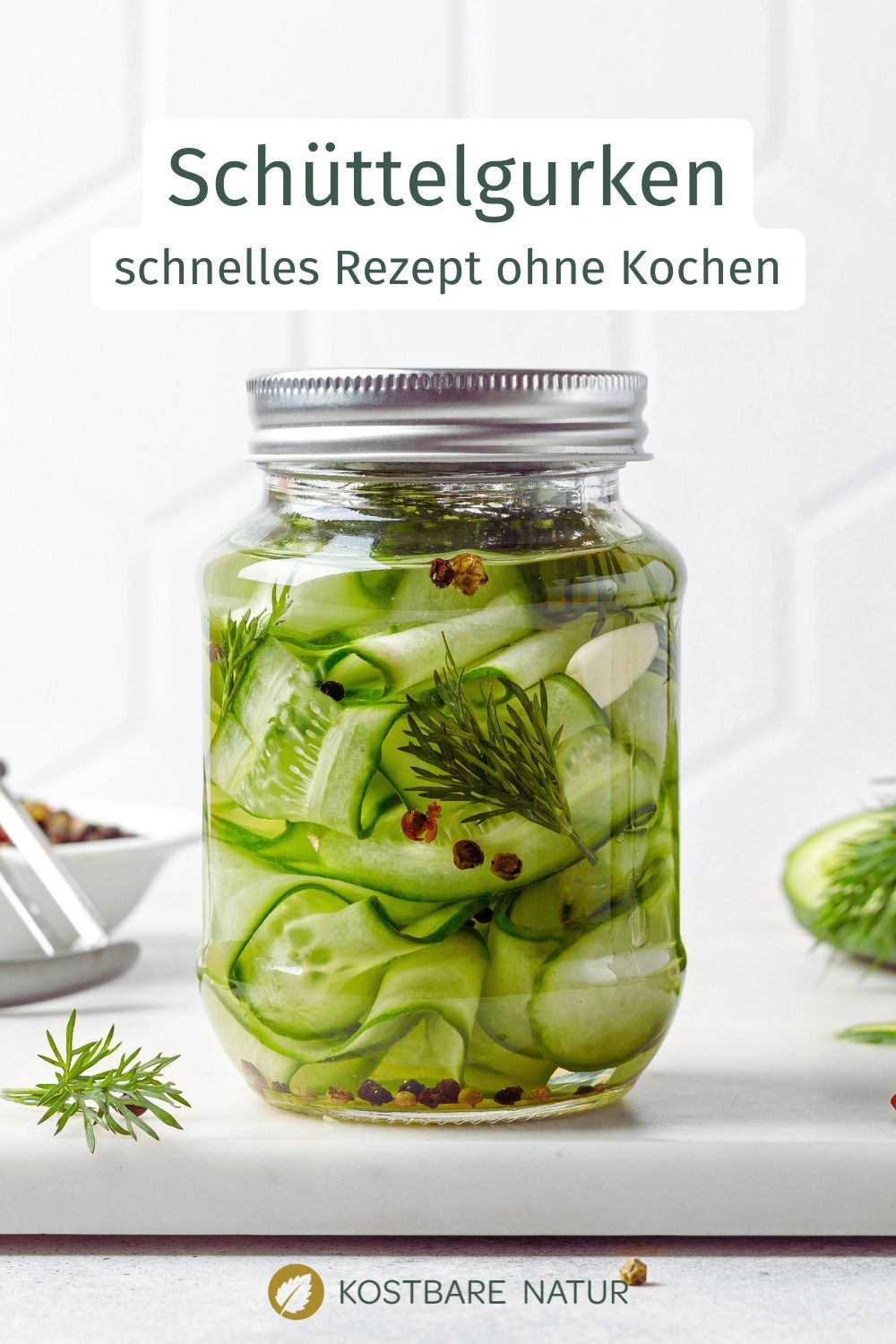 Schüttelgurken mit Dill sind schnell gemacht und schon nach wenigen Stunden aromatisch. Das Rezept kommt ohne Einkochen und langen Sud aus.