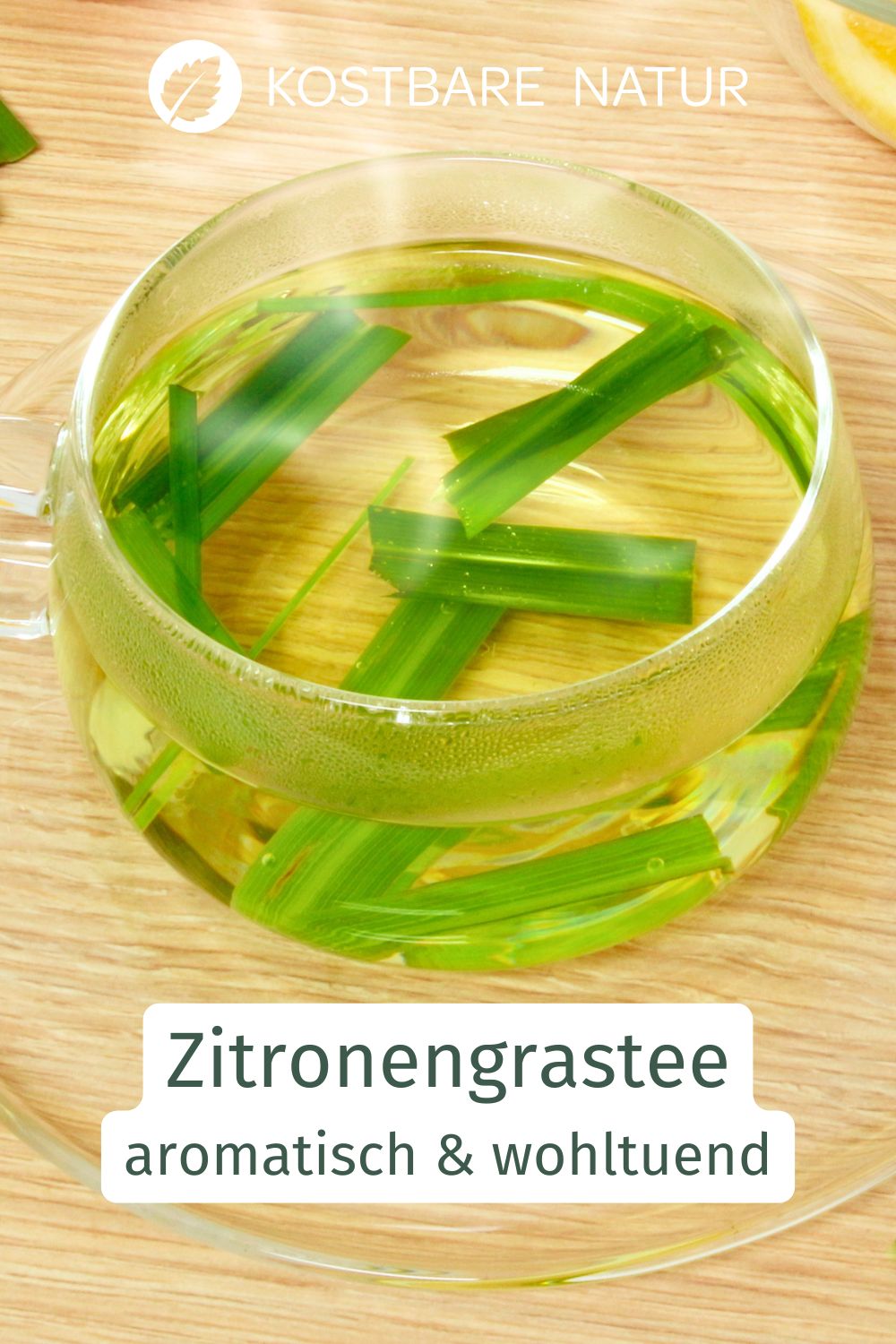 Zitronengrastee schmeckt frisch und zitronig. Der aromatische Tee lässt sich aus frischen oder getrockneten Halmen einfach zubereiten.
