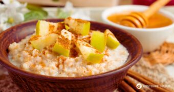 Warmer Dinkelbrei mit Apfel, Zimt und Galgant liefert Ballaststoffe und pflanzliches Eiweiß. Ein einfaches Frühstück für kalte Herbst- und Wintertage.
