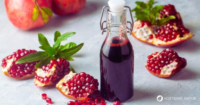 Granatapfelsaft selber machen: Zwei reife Früchte ergeben einen aromatischen Saft für Getränke, Desserts, Dressings und herzhafte Gerichte.