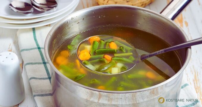 Grüne-Bohnen-Eintopf mit frisch geernteten Gartenbohnen, Kartoffeln und Möhren: einfach, vegetarisch und perfekt für Sommer und Herbst.
