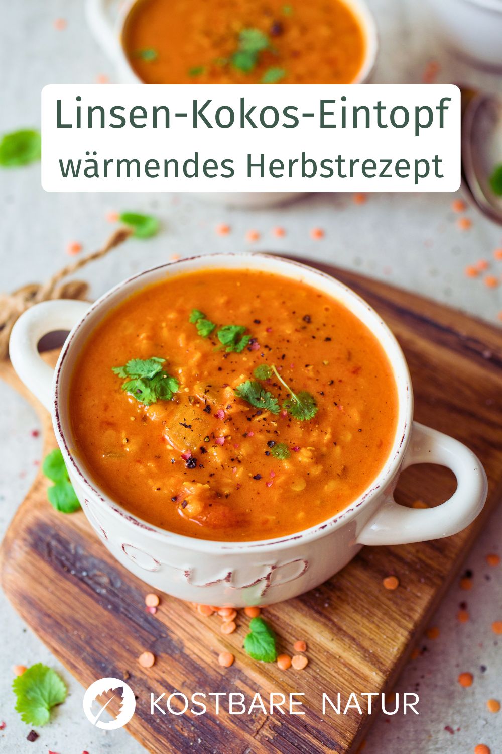 Dieser Linsen-Kokos-Eintopf mit Galgant und Kurkuma wärmt an kalten Tagen. Rote Linsen, Gemüse und Kokosmilch ergeben eine cremige, sättigende Mahlzeit.
