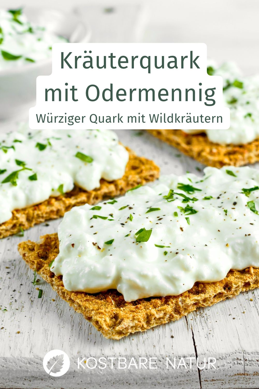 Kräuterquark mit Odermennig gelingt mit wenigen Zutaten. Junge Wildkräuterblätter verleihen dem Dip eine würzige Note.